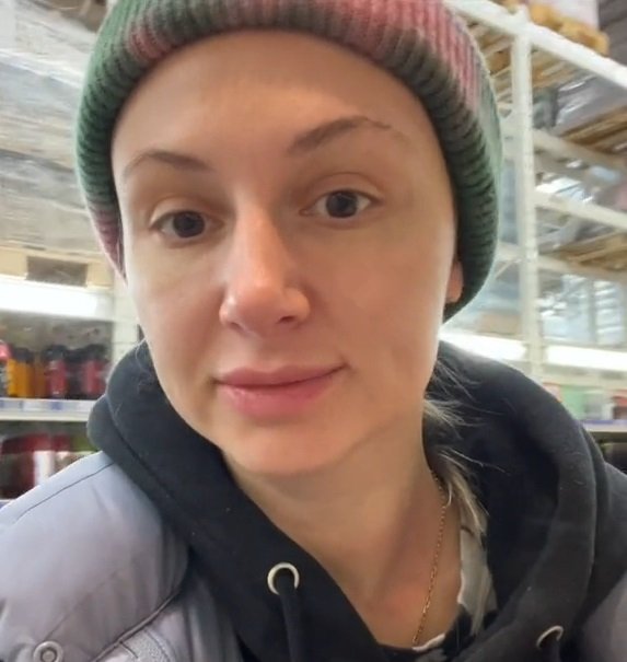 Kristina z Kyjeva ukázala, jak to vypadá v supermarketu za válečného konfliktu. Některé regály zcela prázdné, chleba na příděl a plno vajec!