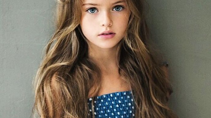 Kristíně Pimenové je pouhých osm let (narodila se 27. prosince 2005) ale už má na sociálních sítích miliony fanoušků. Ruská holčička (přesně řečeno to způsobila její matka) si hraje na „dospělou“ modelku a dostává už i hodně zakázek na focení.