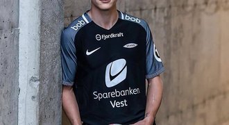 Sex přímo na stadionu! Norský klub vyvodil důsledky. Dva hráči si sbalili fidlátka Sex přímo na stadionu! Norský klub vyvodil důsledky. Dva hráči si sbalili fidlátka