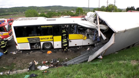 Řidič autobusu dostal 3 roky, odvolal se ke krajskému soudu. Při nehodě zemřel i režisér a spisovatel Krištúfek.