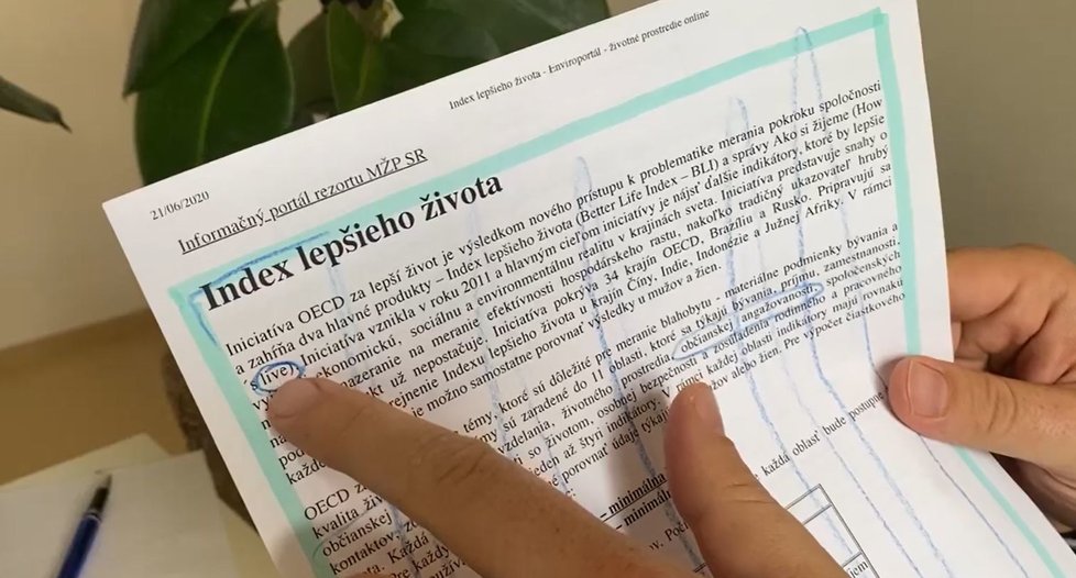 Miroslav Beblavý ukazuje, z jakých materiálů Krištúfková kopírovala (23. 6. 2020).