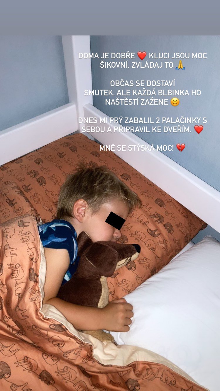 Synovi Kristýny Hoidarové Kolocové se po mamince stýská.