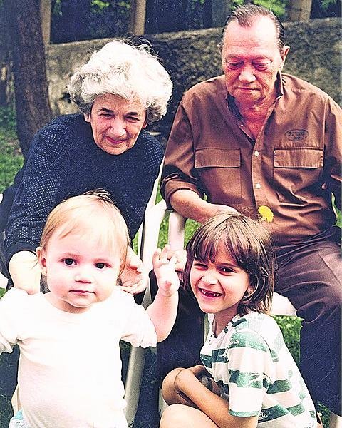S dědou Rudolfem Hrušínským, bábinkou a sestrou Barborou (vlevo).