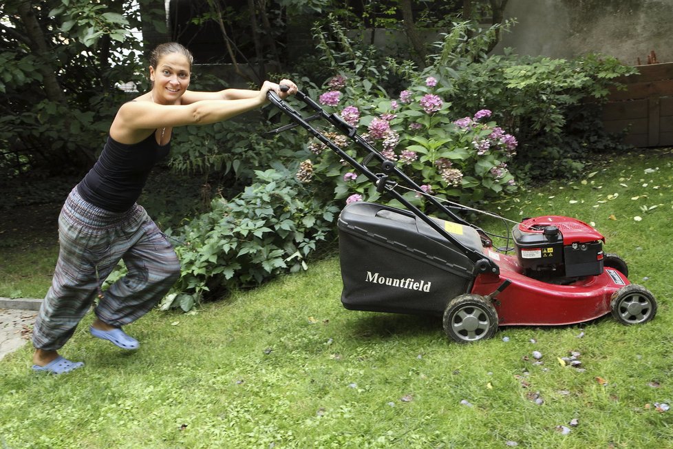 Hrušínská přijela do domu po slavném pradědečkovi posekat zahradu.