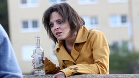 Kristýna Janáčková kašle na prohibice a klidně na veřejnosti pije vodku