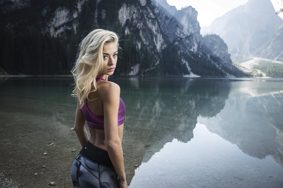 Kristýna Kubíčková u jezera Lago di Braies