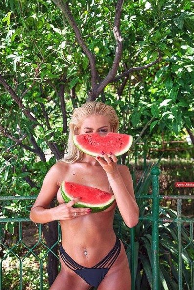O tohle jsi Vojto přišel! Drahokoupilova bývalka Kubíčková se svlékla a ukázala melouny!
