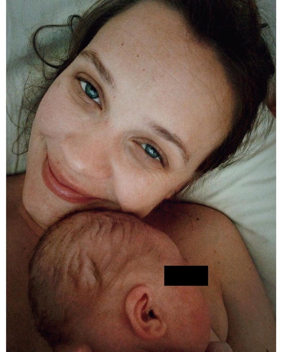 Kristýna Leichtová s novorozenou Rozárkou