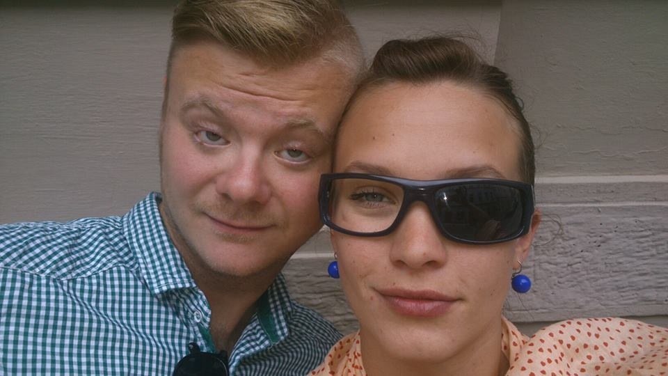 V těchto brýlích je herečka k nepoznání. Oporou je jí přítel Filip Kaňkovský.