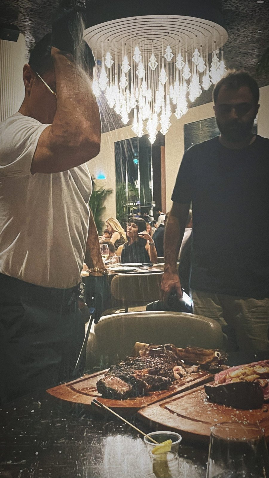 Vyhlášená restaurace populárního kuchaře Nusreta Gökçeho, který vystupuje pod přezdívkou »Salt Bae«.