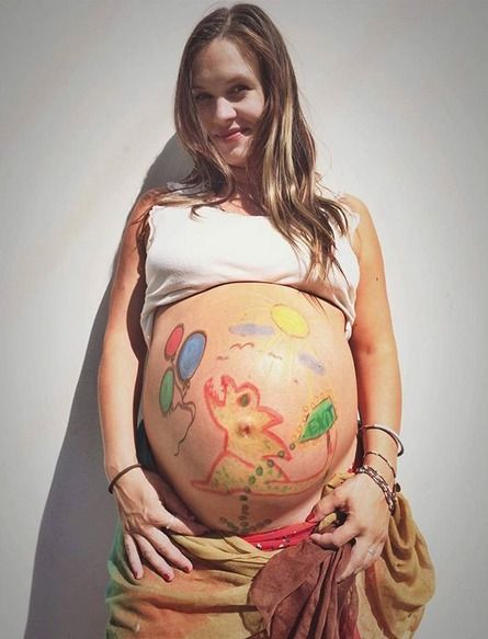 Kristýna Leichtová s těhotenským bříškem
