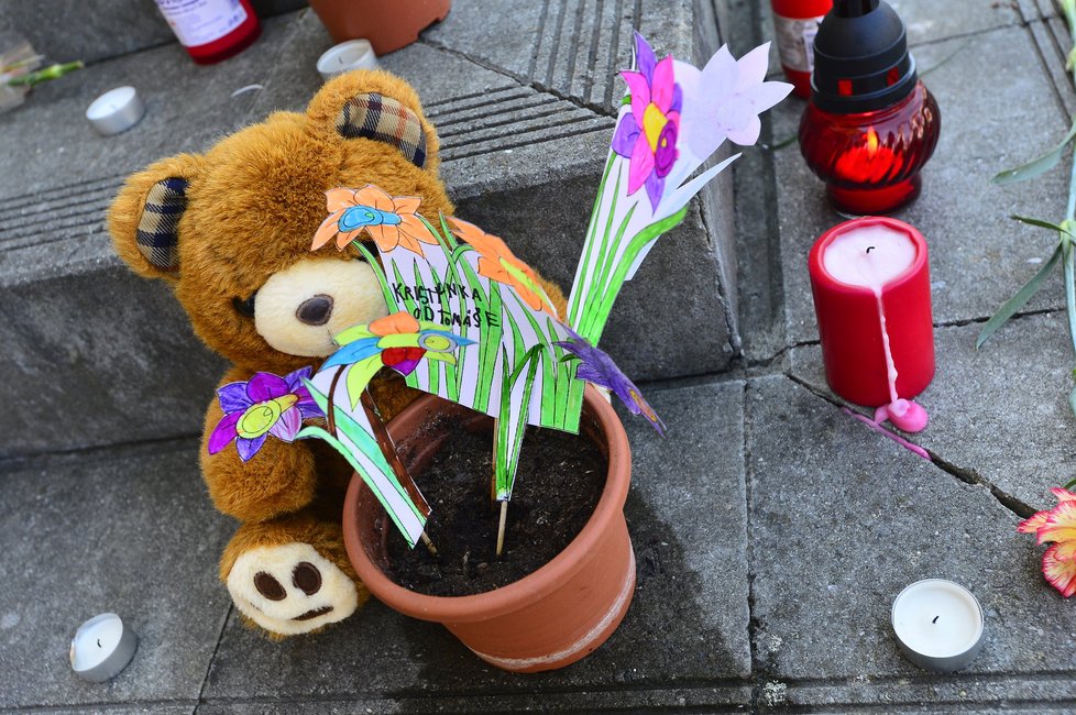 Rodina i spolužáci jsou ze smrti Kristýnky M. zdrcení. Na schody před školu přinesli květiny.