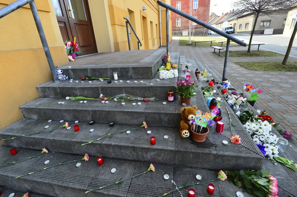 Rodina i spolužáci jsou ze smrti Kristýnky M. zdrcení. Na schody před školu přinesli květiny.