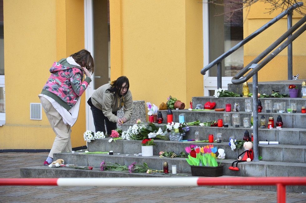 Rodina i spolužáci jsou ze smrti Kristýnky M. zdrcení. Na schody před školu přinesli květiny.