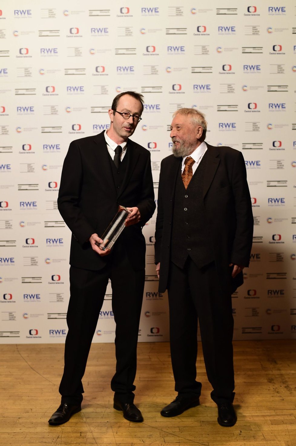 Cenu za nejlepší scénář převzal Petr Zelenka (vlevo) z rukou dramaturga Lubora Dohnala za scénář k filmu Ztraceni v Mnichově.