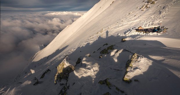 Slovenští dobrodruzi přespali v -20 °C  na vrcholku hory Kriváň.
