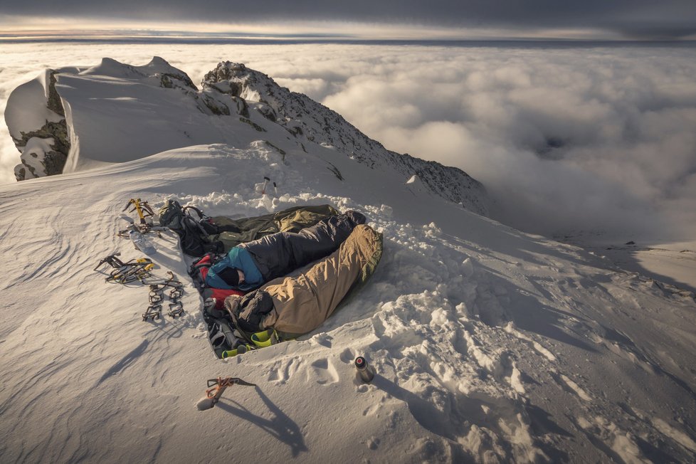 Slovenští dobrodruzi přespali v -20 °C  na vrcholku hory Kriváň.