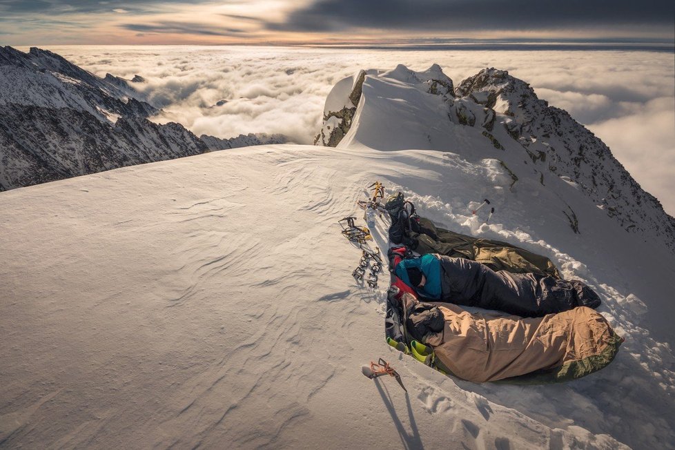 Slovenští dobrodruzi přespali v -20 °C  na vrcholku hory Kriváň.