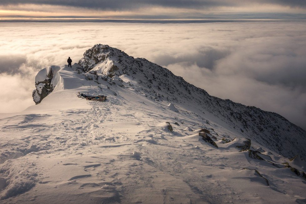 Slovenští dobrodruzi přespali v -20 °C  na vrcholku hory Kriváň.