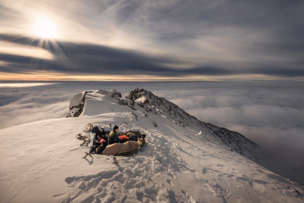 Slovenští dobrodruzi přespali v -20 °C  na vrcholku hory Kriváň.