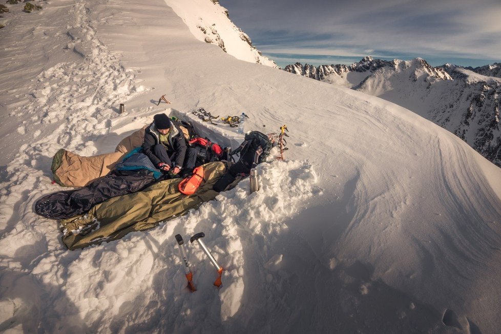 Slovenští dobrodruzi přespali v -20 °C  na vrcholku hory Kriváň.