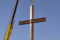 Kotva a kříž už stojí u brněnského letiště