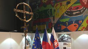 Kříž převzal v rámci oslav 100 let Československa předseda Evropského parlamentu Antonio Tajani.