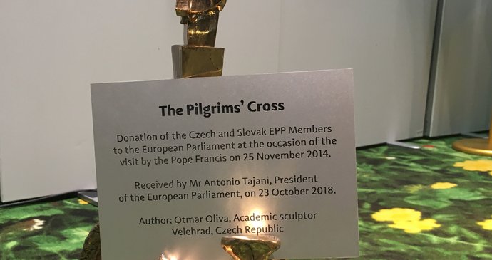 Čeští europoslanci darovali Poutníkův kříž parlamentu už v roce 2014. Mimo bohoslužby ale musel být ve skříni.