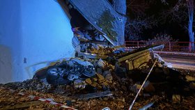 Náraz do kapličky v Křižanově, který je částí města Hrob, řidič audi nepřežil.