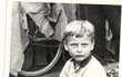 1969 – Na zahradě u dědy Kleinů se malý Ládík věnoval kromě ježdění na kole i trhání rybízu, přesněji řečeno jeho konzumaci.