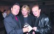 2002: Singl »Lásko měj se« odstartoval v roce 1998 úspěšnou kariéru skupiny bratří Křížků Damiens. V březnu 1999 jim vyšlo první album »Křídla«, které bylo oceněno zlatou deskou. Další zlatá deska za prodej 25 000 nosičů »Svět zázraků « vyšla v roce 2000. Poslední zlaté ocenění skupina obdržela za prodej alba »Nechci zůstat sám«.