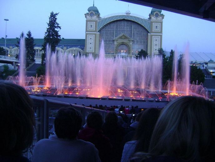 Křižíkova fontána ožívá za tmy. Je vítanou turistickou atrakcí