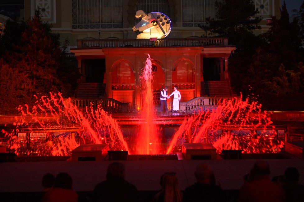 Každá show na Křižíkově fontáně trvá desítky minut. Uvidíte nádhernou souhru hudby, barev a vody.