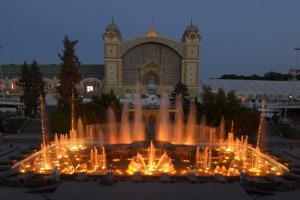 Každá show na Křižíkově fontáně trvá desítky minut. Uvidíte nádhernou souhru hudby, barev a vody.