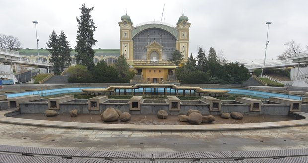 Už loni na podzim při demolici musel bývalý nájemce odstranit jeviště i dekoraci „zámku“ z ovládacího centra fontány.