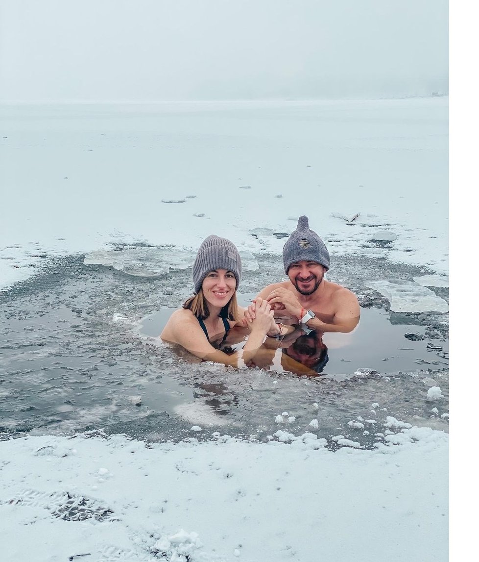 Leden 2021: Lucie Křížková s manželem v ledové vodě.