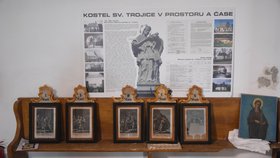 Na zeď kostela Nejsvětější trojice v Klimkovicích se vrátilo jedenáct grafik Křížové cesty.