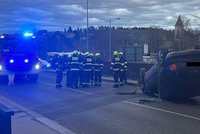 Mercedes na Smíchově otočil na střechu: Řidič z havarovaného auta utekl, spolujezdce tam nechal