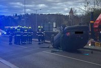 Mercedes na Smíchově otočil na střechu: Řidič z havarovaného auta utekl, spolujezdce tam nechal