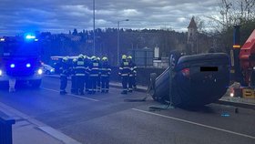 Řidič otočil svůj Mercedes na střechu. (7. března 2022)