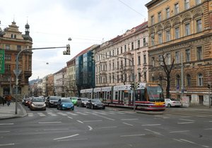 Problematické je zejména odbočení z Ječné směrem k Nuselskému mostu.