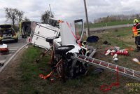 Smolný den řidičů na severu Plzeňska: Dodávka smetla osobák, s náklaďákem se urvala krajnice