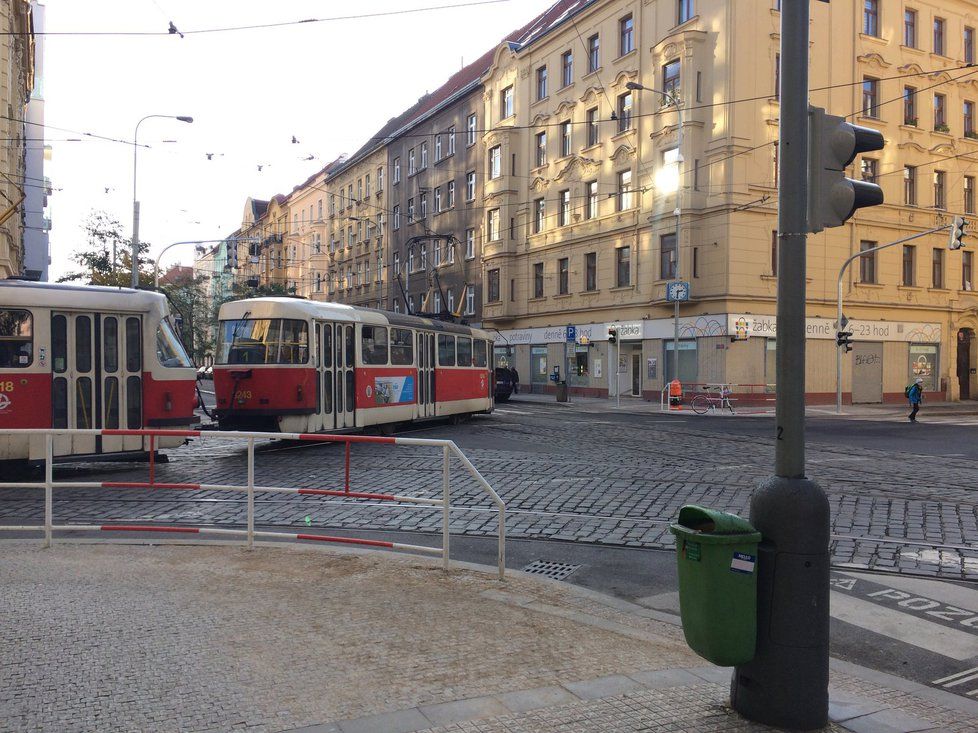 Kvůli poruše trakčního vedení nejezdí v úterní ráno tramvaje v úseku Strossmayerovo náměstí - Maniny. Zavedena je náhradní autobusová doprava. (ilustrační foto)