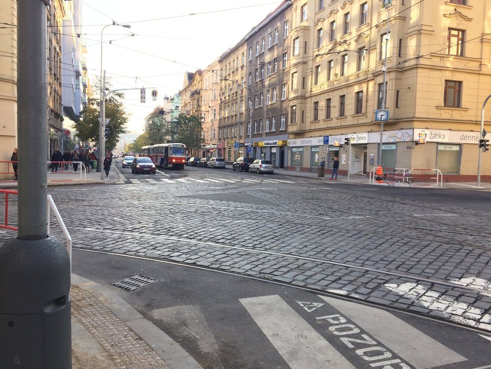 Na křižovatce Komunardů - Dělnická v Holešovicích je problém se semafory, TSK na odstranění závady pracuje.