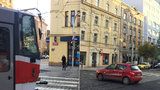 Zmatené semafory v Holešovicích, chodci čekají dlouho na zelenou: Může za to technická závada