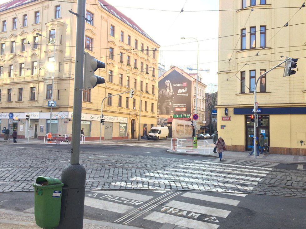 Na křižovatce Komunardů - Dělnická v Holešovicích je problém se semafory, TSK na odstranění závady pracuje.