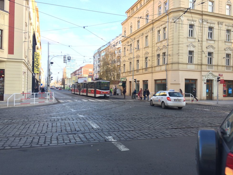 Na křižovatce Komunardů - Dělnická v Holešovicích je problém se semafory, TSK na odstranění závady pracuje.