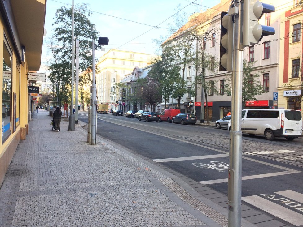 Na křižovatce Komunardů - Dělnická v Holešovicích je problém se semafory, TSK na odstranění závady pracuje.