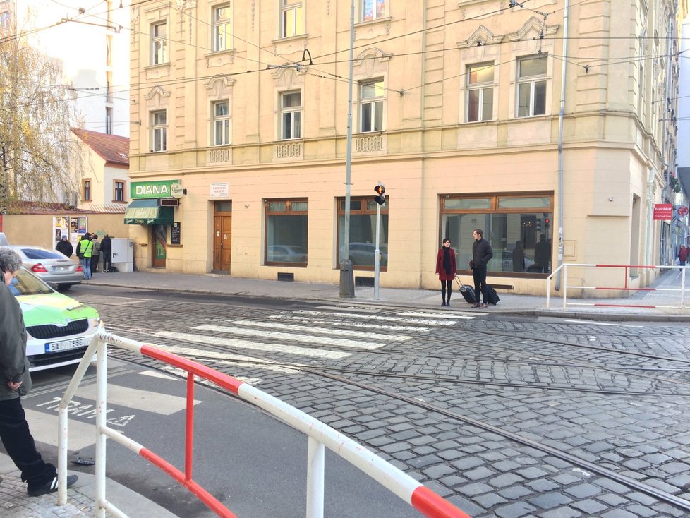 Na křižovatce Komunardů - Dělnická v Holešovicích je problém se semafory, TSK na odstranění závady pracuje.