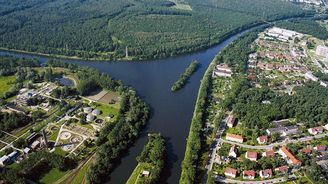 Kanál Dunaj-Odra-Labe by ze silnic odvedl zhruba pět tisíc kamionů, tvrdí studie Kanál Dunaj-Odra-Labe by ze silnic odvedl zhruba pět tisíc kamionů, tvrdí studie
